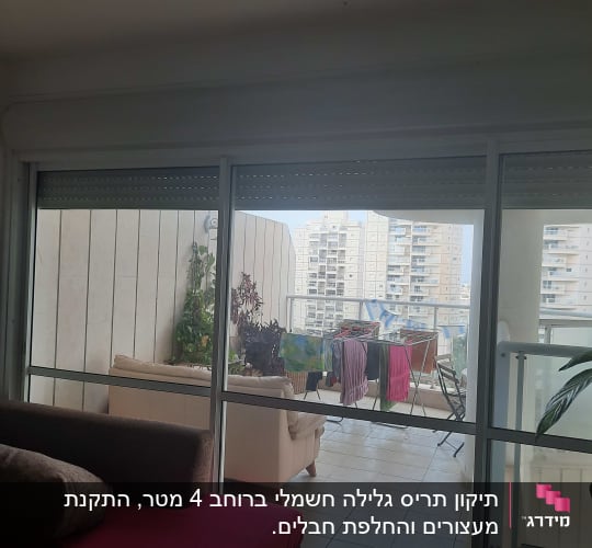 תריסים סגורים על חלון זכוכית במרפסת